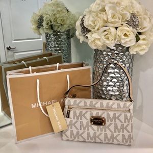 Michael Kors Jet Set Vanilla Signature Wristlet